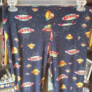 Lularoe tall & curvy leggings spaceship pattern